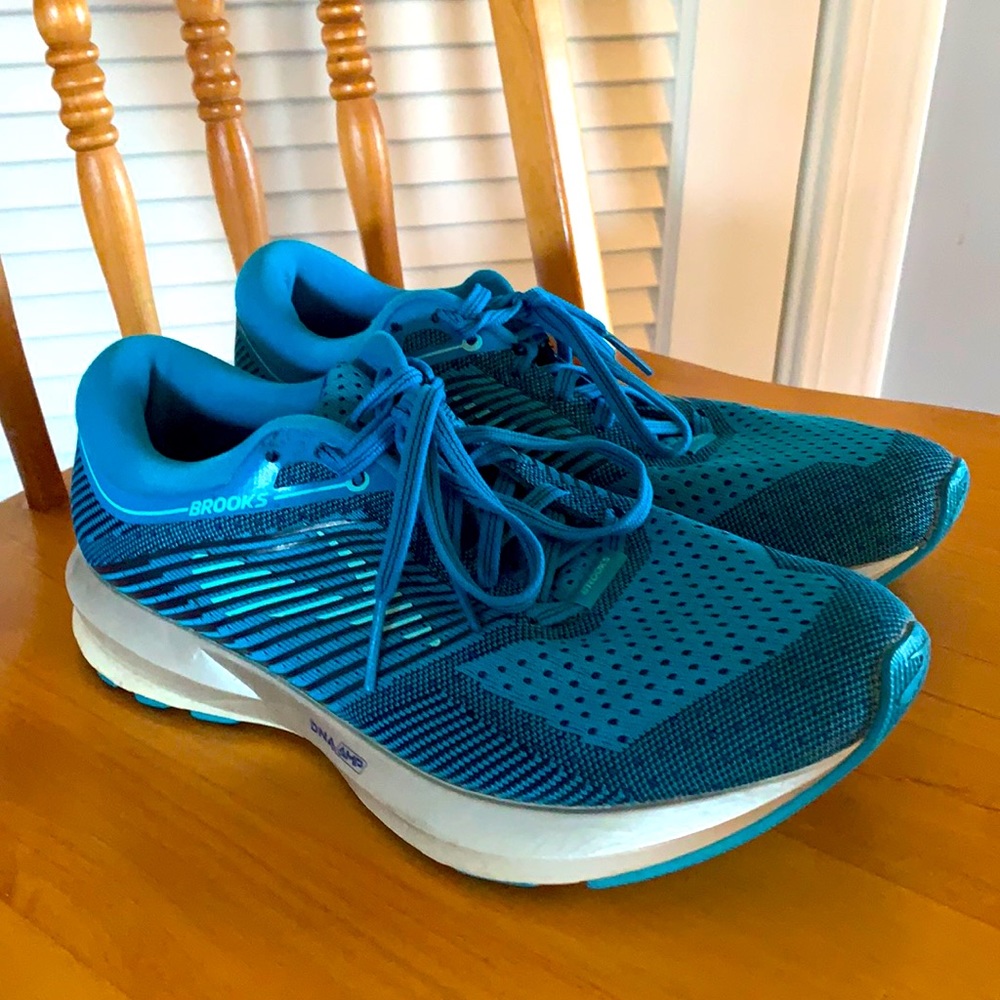 Brooks Levitate Turquoise Blue